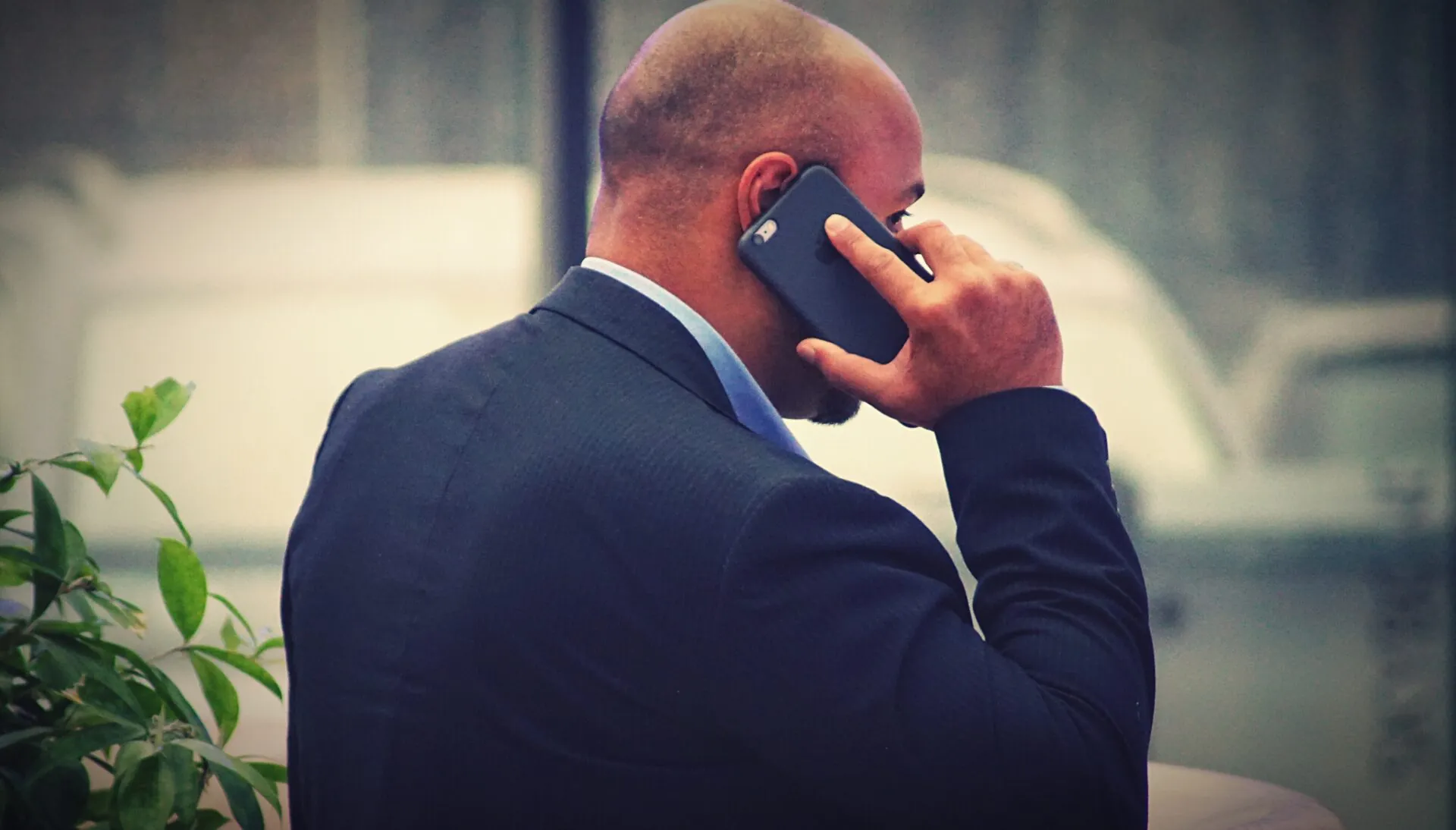 Vigilantes de seguridad y Ciberseguridad y deepfakes: retos reales para la protección VIP hoy